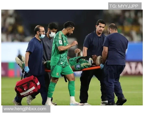 足球明星詹姆斯在比赛中意外受伤的瞬间引发球迷热议与担忧